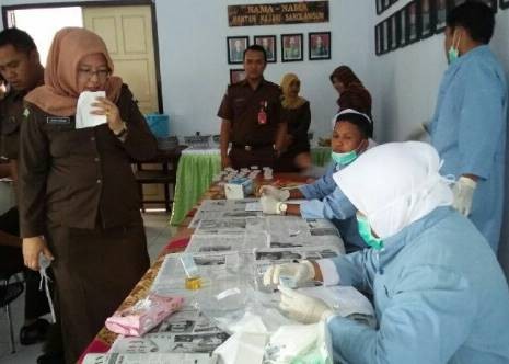 Mengantisipasi masuknya narkoba di lingkungan Kejari Sarolangun, seluruh pegawai Korps Adhyaksa, secara mendadak diharuskan menjalani tes urine.