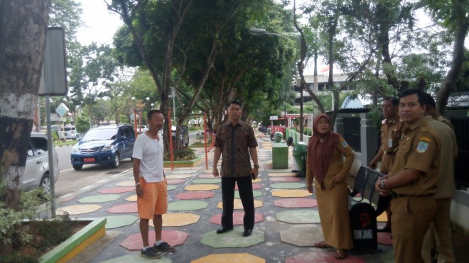 Walikota Jambi, H Syarif Fasha saat meninjau Taman Pedestarian.