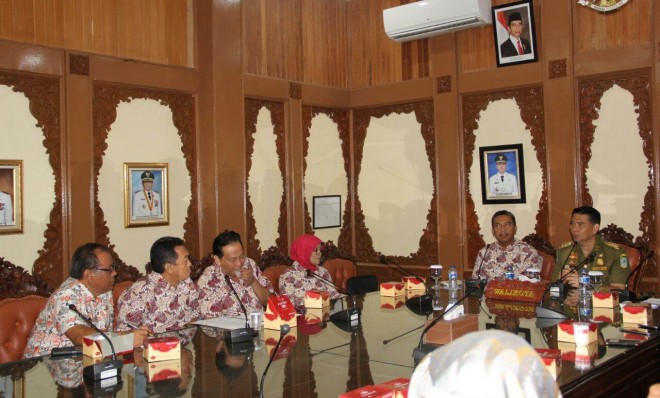 Walikota Jambi, didampingi para Staf Ahli Walikota lansung menerima Staf Ahli Bupati Pemerintah Kabupaten Bogor, dalam rangka studi banding terkait dengan Tata Kelola Peran dan Fungsi Staf Ahli Kepala Daerah 