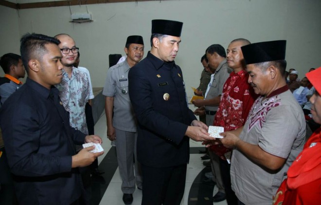 Walikota Jambi, H Syarif Fasha, menyerahkan honor sebanyak 126 RT se Kecamatan Telanaipura dan 150 RT se Kecamatan Danau Sipin, Kemarin 