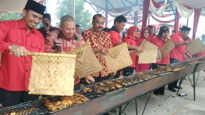  Ketua DPD PDIP Jambi, Edi Purwanto bersama Bupati Tanjabbar, Safrial mengikuti kegiatan bakar ikan bersama.