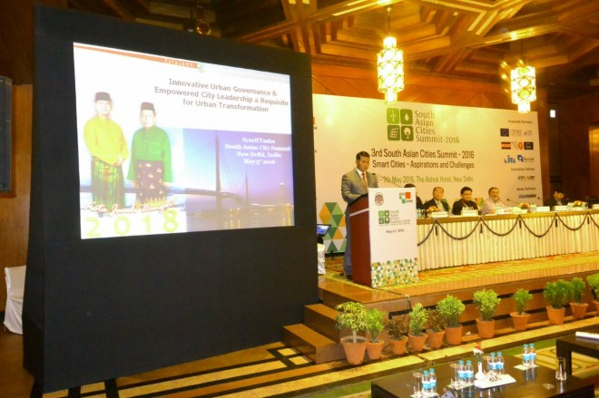 Walikota Jambi ketika memaparkan materi pada South Asean Cities Summit di New Delhi.