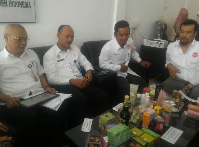 Sejumlah produk kosmetik, jamu dan jajana yang mengandung bahan kimia berbahaya hasil sidak YLKI, Disperindag dan BPOM Jambi.