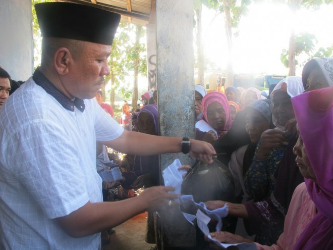 Ketua DPRD Sarolangun, M Syaihu yang juga merupakan politisi PDIP saat membagikan paket sembako ke warga.