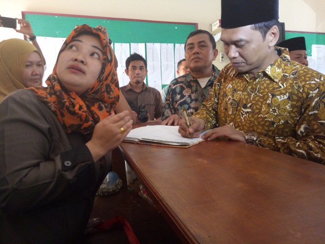 Bapaslon independen Abun Yani dan Suharyanto saat mendaftar di KPU Muarojambi, sore tadi.