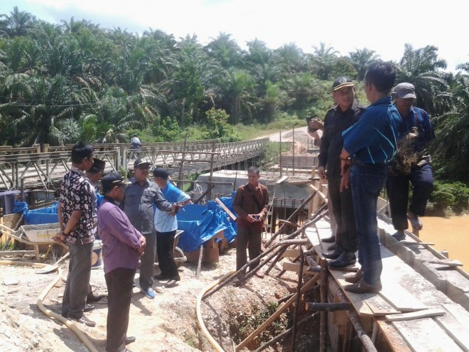 Sidak Komisi III DPRD Sarolangun pada salah satu proyek di kecamatan Limun.