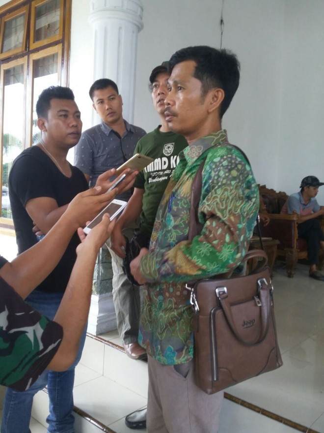 Ketua KPU Sarolangun, Akhyar saat diwawancarai wartawan.
