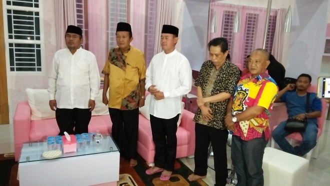 Calon Bupati Tebo, Sukandar bersama Ketua LAM dan Ketua MUI Kabupaten Tebo serta Tim Media Center pemenangan Suka-Syahlan.