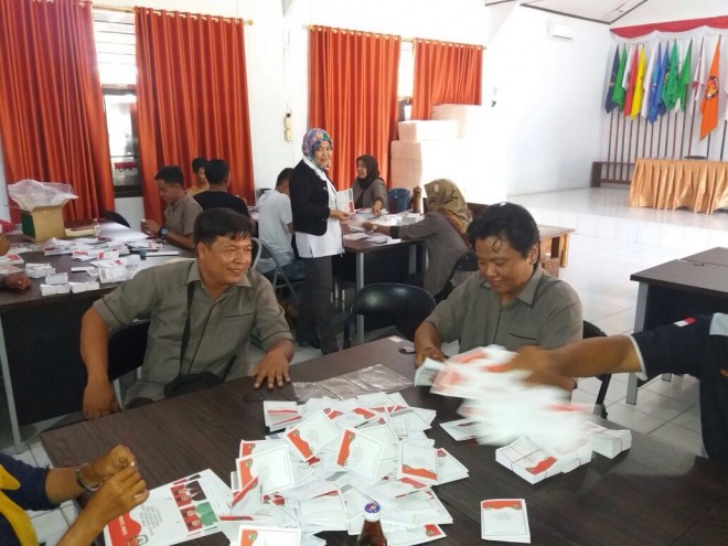 Suasana penyortiran dan pelipatan surat suara pilkada Tebo di kantor sekretariat KPU Tebo.