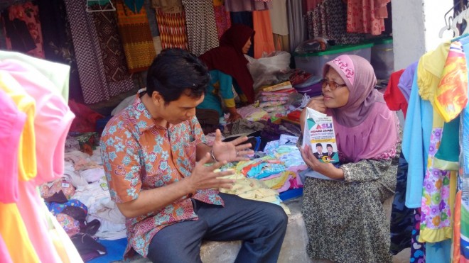Abun Yani berdialog bersama salah satu pedagang Pasar Senin di Sungai Bahar.