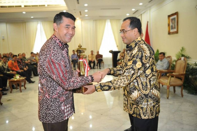 Walikota Jambi menerima Piala Anugerah Wahana Tata Nugraha untuk ketiga kalinya. Bertempat di di Istana Wakil Presiden RI (31/1).
