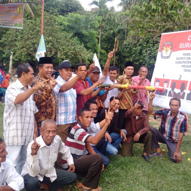  Abun Yani melakukan simulasi pencoblosan dihadapan ribuan pendukungnya se kecamatan Jaluko di Desa Senaung, sore tadi.