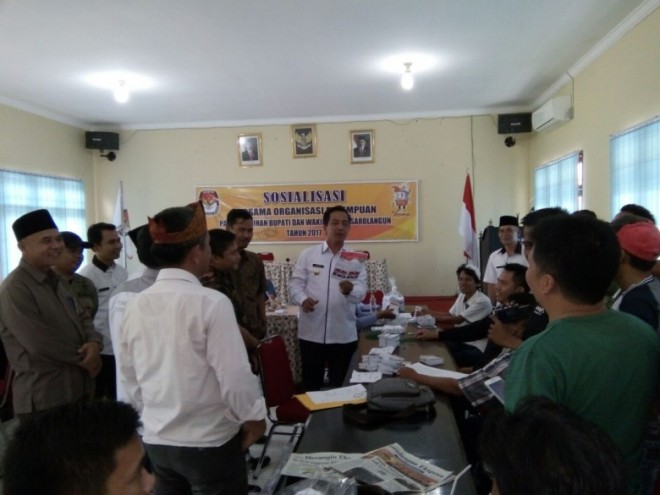 Meninjau persiapan pilkada Sarolangun 15 Februari 2017 mendatang Pejabat Bupati Sarolangun Arif Munandar mendatangi KPU Kabupaten Sarolangun belum lama ini.