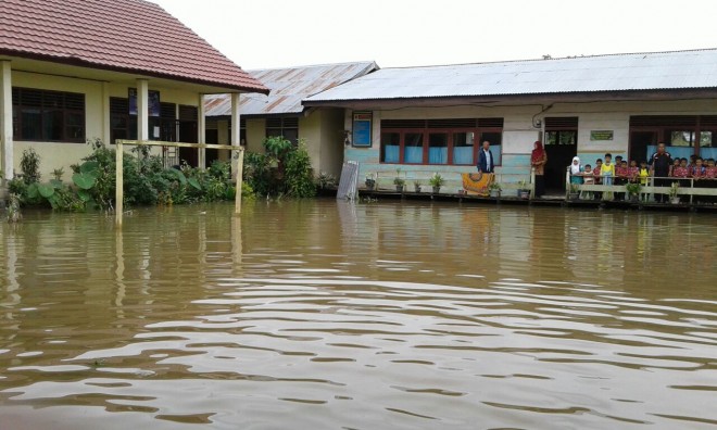 Sekolah yang terkena banjir di kecamatan Berbak.