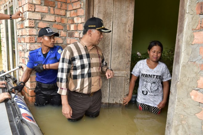 Walikota tinjau rumah warga yang terendam banjir.