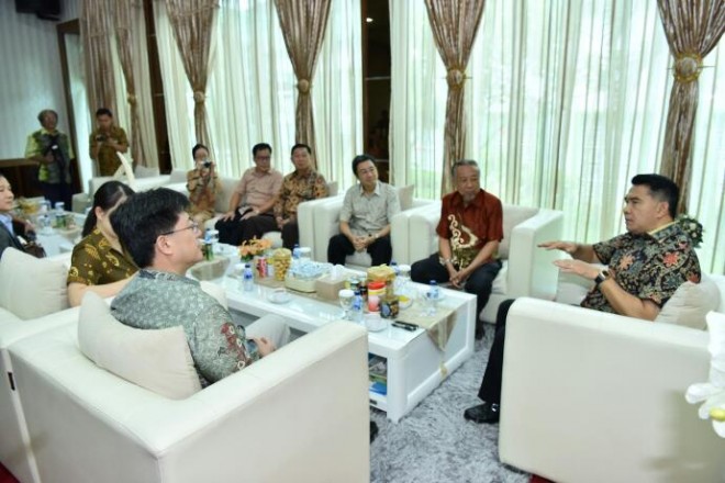 1...Walikota Jambi menerima kunjungan Konjen RRC di Rumah Dinas. Dalam foto, Walikota Jambi menjelaskan kondisi Kota Jambi.