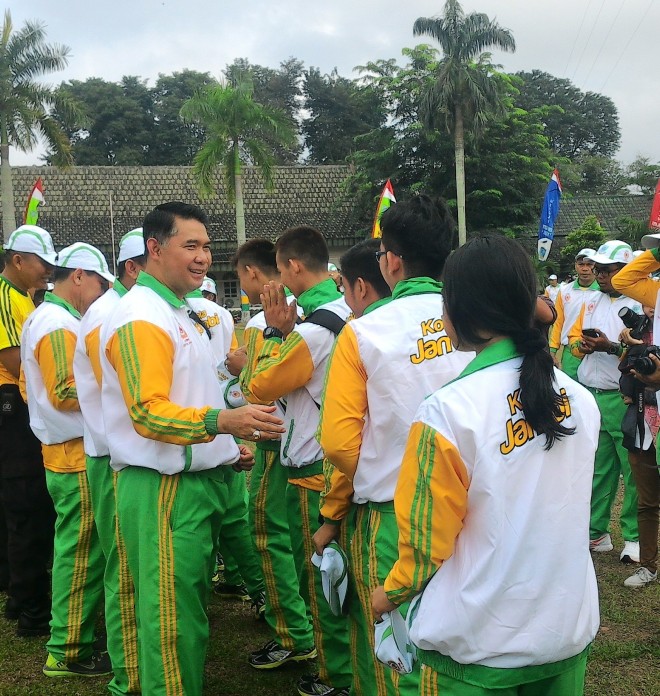 Walikota Jambi, H Syarif Fasha, ketika melepas kontingen untuk mengikuti Porprov ke XXI di Batanghari.