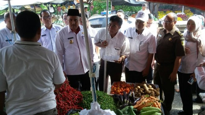 Wabup H Hillalatil Badri saat memantau harga Sembako di Pasar Singkut.