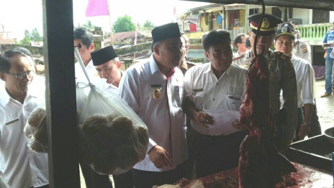 Sidak Wabup, Hillalatil Badri didamping Sekretaris Dinas Koperindag, Asnawi ke pasar Singkut Rabu (24/5).
