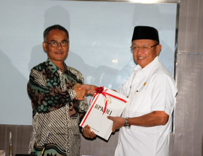 Bupati Sarolangun H Cek Endra menerima LHP BPK RI Perwakilan Jambi Parna sebagai dasar penghargaan Sarolangun meraih opini WTP.