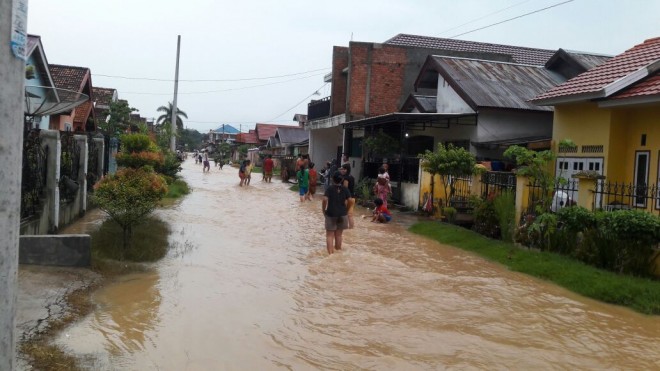 Setiap turun hujan, warga RT 19 bawah di perumahan Kota Baru Indah, Kelurahan Kenali Besar, Kota Jambi harap cemas. Sebab, daerah ini sudah menjadi langganan banjir.