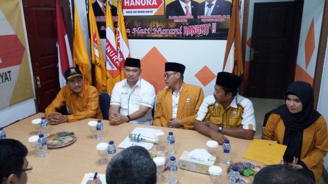 Bakal calon walikota Jambi petahana Sy Fasha saat konferensi pers usai mendaftar di DPC Hanura Kota Jambi.