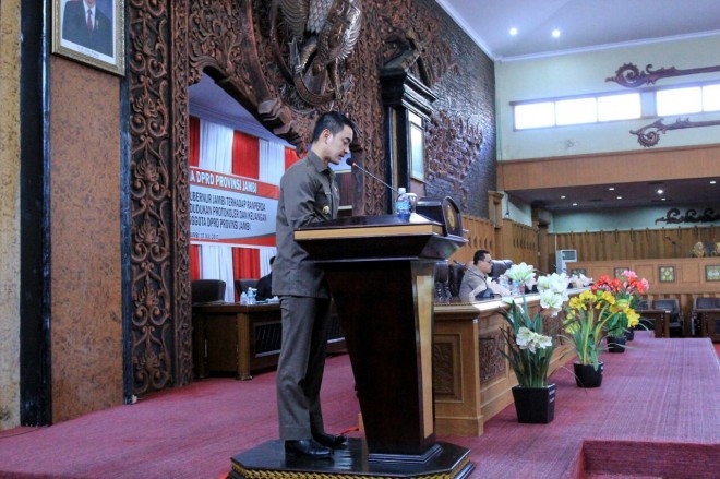 Gubernur menyampaikan Ranperda di rapat paripurna DPRD Provinsi Jambi.