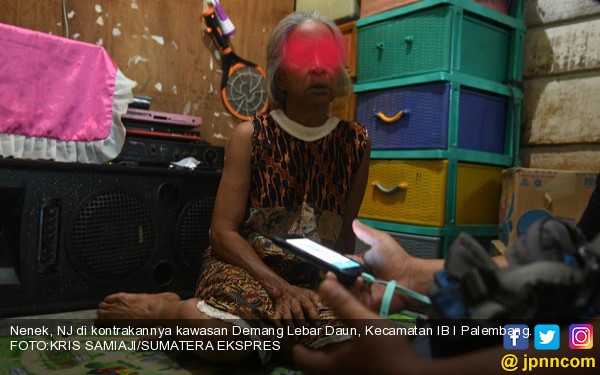 Nenek NJ dikontrakannya kawasan Demang Lebar Daun Kecamatan IBI Palembang. Foto: Kris Samiaji/Sumatera Ekspres