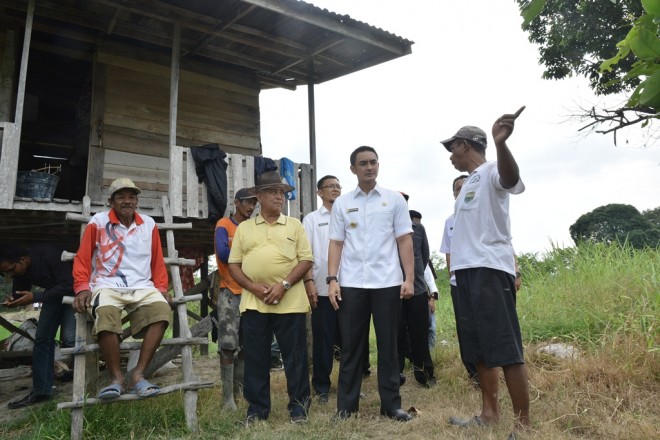 zola meninjau pemanfaatan lahan yang digunakan oleh masyaakat untuk pertanian