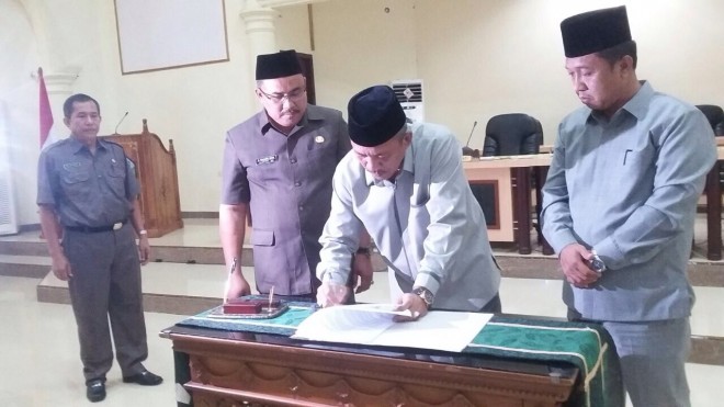 Penandatangan dan persetujuan bersama terhadap Ranperda LPJ  APBD 2016 menjadi Perda