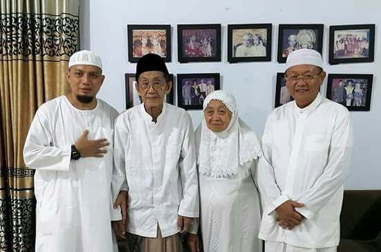 Drs H Cek Endra bersama orang tua tercinta dan KH Arifin Ilham