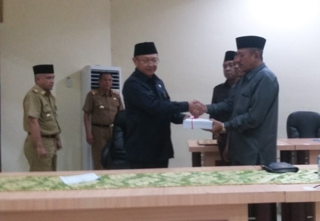 Bupati H Cek Endra menyerahkan RKUA dan PPAS ke Ketua DPRD H Muhammad Syaihu