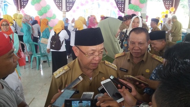 Bupati, Drs H cek Endra didampingi Kadisdik, H Lukman MPd saat diwawancarai awak media