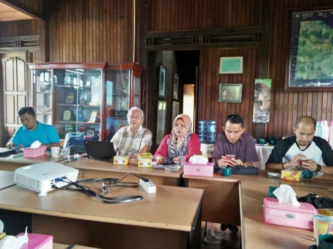 Direktur Komunitas Konservasi Indonesia Warsi, Rudi Syaf  Saat Memberikan Paparan Catatan Akhir Tahun 2017 Media Gathering.