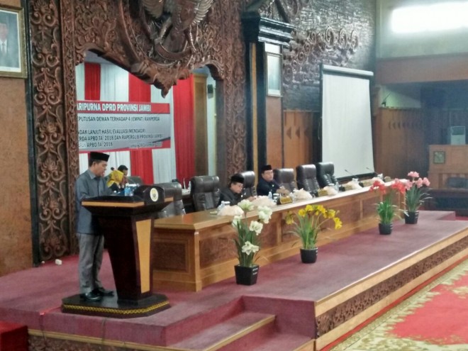 Juru Bicara Anggota Banggar Mauli Saat Menyampaikan Hasil Paripurna DPRD Provinsi Jambi.
