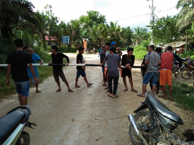 Warga Saat Menutup Akses Jalan Menuju PT Makin yang berada di Teluk Rendah, Kecamatan Tebo Ilir