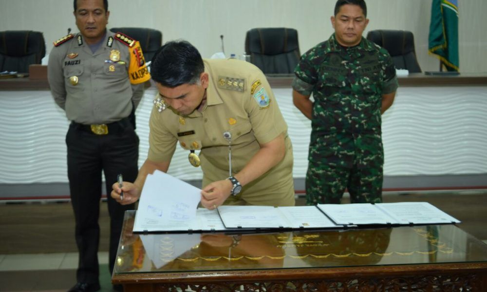 Walikota Jambi bersama Polresta Jambi serta Kodim 0415/Batanghari menandatangani naskah perjanjian hibah daerah (NPHD) dana pengamanan pilkada, di Ruang Pola Walikota Jambi. (Foto  Jambi Star/Endang)