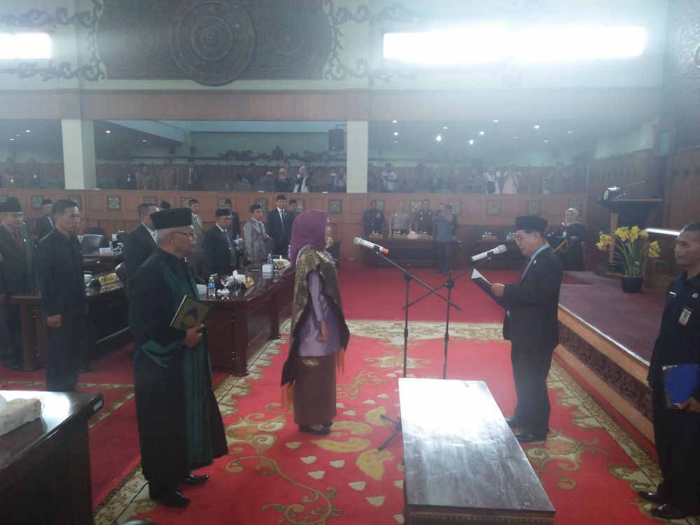 Wakil Ketua DPRD Provinsi Jambi, Chumaidi Zaidi saat melantik Sri Fatmawati sebagai anggota DPRD Provinsi Jambi menggantikan Nasrullah Hamka, Selasa (23/1). (Foto Jambi Star/Endang Haryanto)