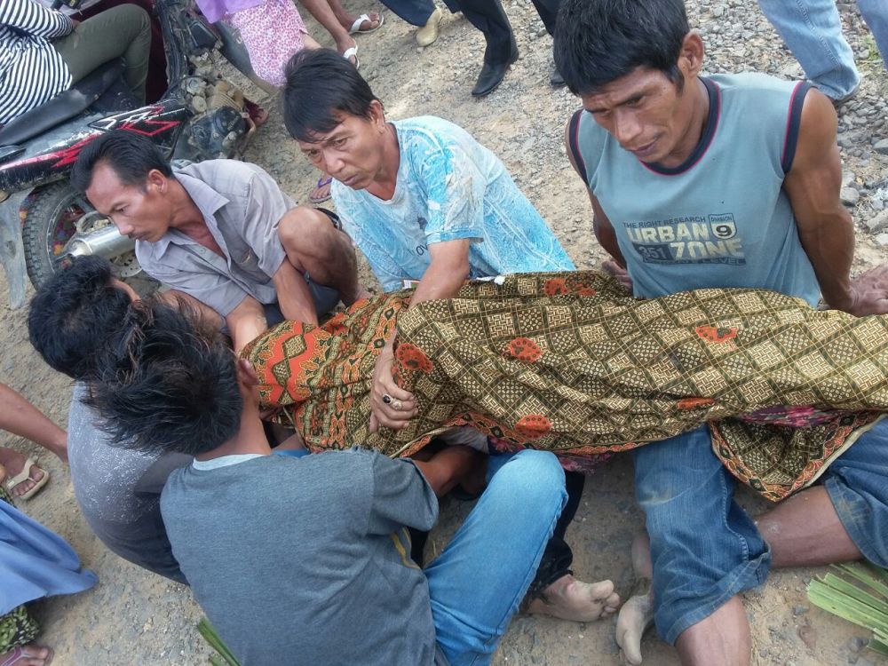 Warga Dusun Pangkal Bloteng, Desa Teluk Rendah Ulu, Tebo Saat menemu mayat. (foto : Jambi Star/Iwan)