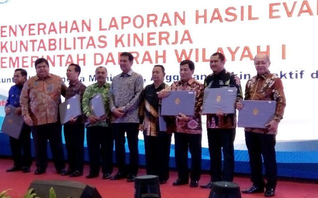 H Cek Endra bersama Bupati dan Wali Kota yang meraih penghargaan dari MenPAN-RB 