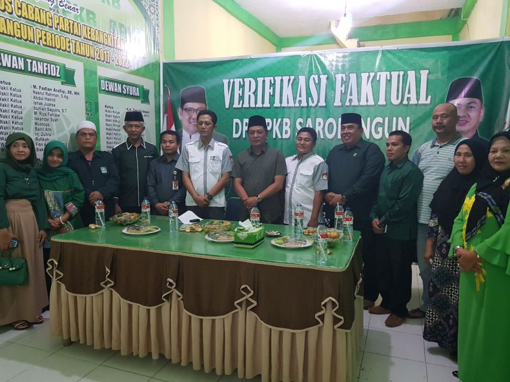 Ketua PKB Sarolangun, M Fadlan Arafiqi bersama pengurus PKB, komisoner KPU, Thoriq Kurniawan dan Muhammad Fakhri