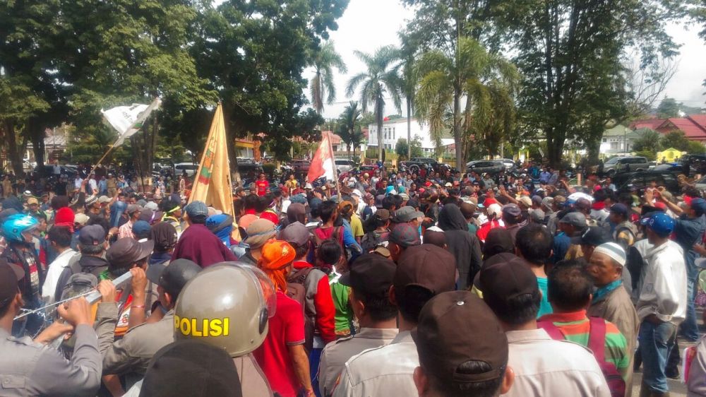 Massa yang demo di Polres Merangin.