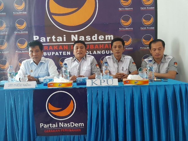 Ketua Nasdem Sarolangun, Azakil Azmi bersama komisoner KPU Sarolangun, Muhammad Fakhri didampingi Asriyadi dan Thoriq Kurniawan 