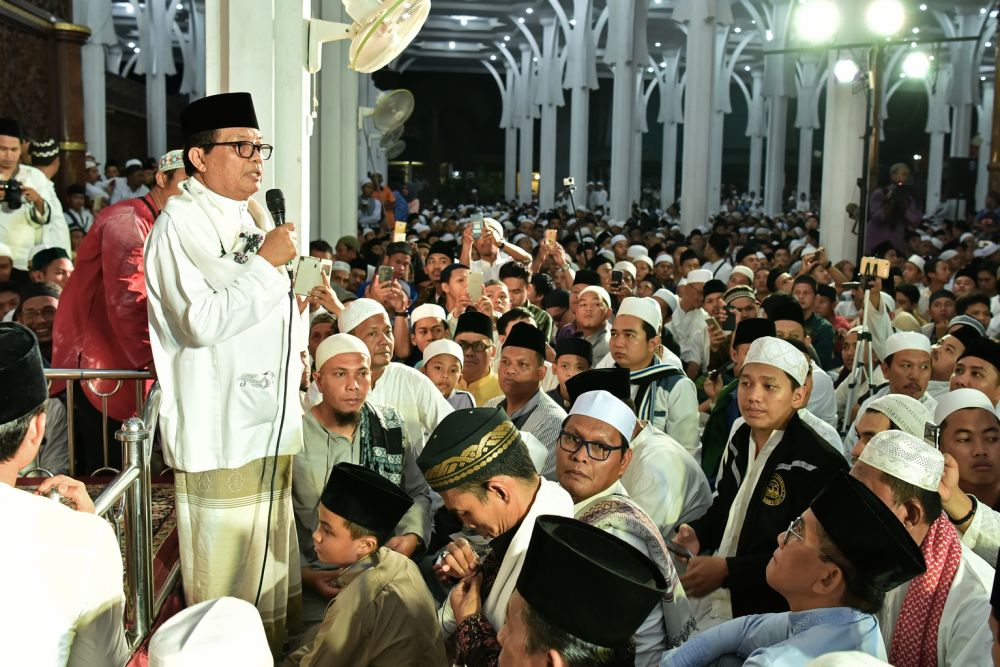 Wagub Jambi H.Fachrori Umar, saat menyampaikan sambutan sebelum mendengar ceramah rohani dari Ustadz Abdul Somad (UAS).