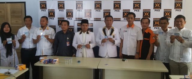Ketua DPD PKS, H Hapis Hasbiallah SE bersama komisioner KPU, Muhammad Fakhri, Asriyadi dan sejumlah pengurus DPD PKS Sarolangun.