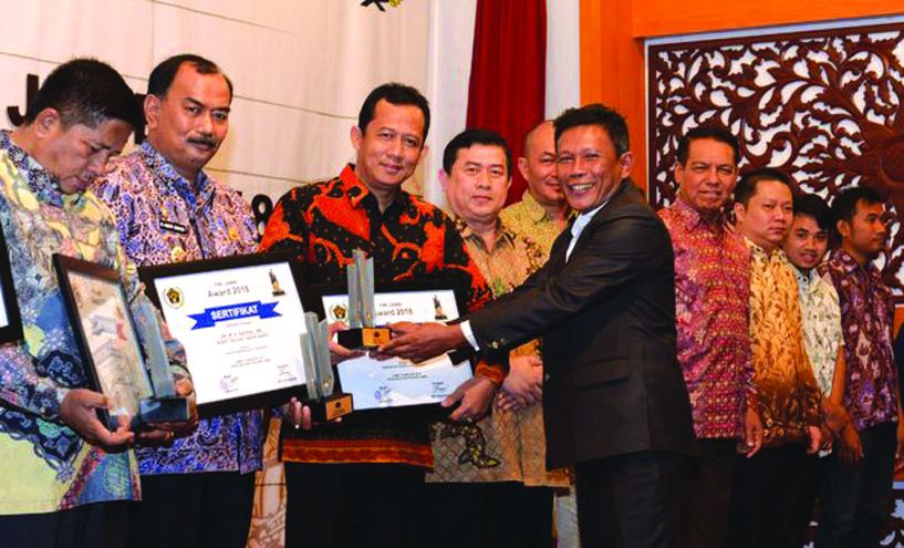 Wabup mewakili Bupati Muarojambi Menerima Penghargaan dari Ketua PWI Provinsi Jambi.