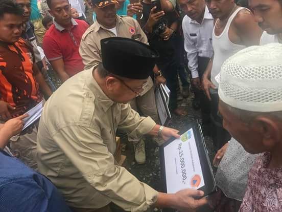 H Cek Endra memberikan santunan pada korban yang terkena musibah kebakaran di desa Kasiro, Batang Asai.