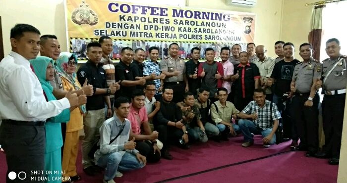 Photo bersama Kapolres Sarolangun AKBP Dadan Wira Laksana SIK MAP dengan anggota IWO Sarolangun, pasca coffee morning Senin (12/2), pagi