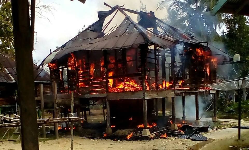 Terlihat kobaran api melalap satu rumah panggung di Desa Mensao, Kecamatan Limun