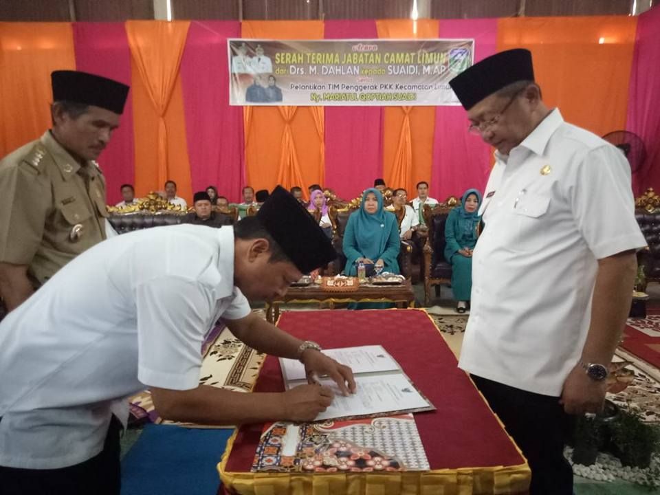 Bupati Sarolangun, Drs H Cek Endra menyaksikan penandatangan berita acara Sertijab Camat Limun, Rabu (14/2), siang